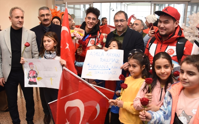 Avrupa üçüncüsü sürat patenci Furkan Akar Erzurum'da coşkuyla karşılandı