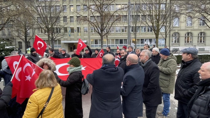 İsviçre'deki Türk toplumu, Kur'an-ı Kerim'in yakılmasını protesto etti