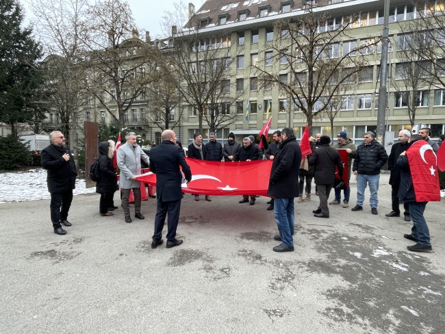 İsviçre'deki Türk toplumu, Kur'an-ı Kerim'in yakılmasını protesto etti