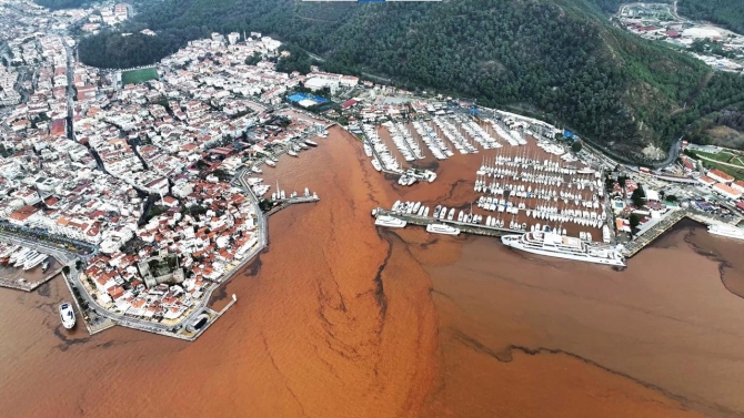 Marmaris turkuazı çamura bulandı