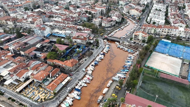 Marmaris turkuazı çamura bulandı