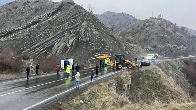 Şırnak'ta minibüsün şarampole devrilmesi sonucu 8 kişi yaralandı