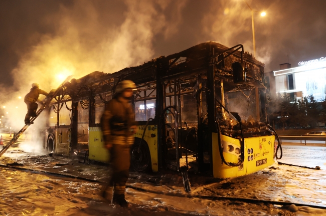 Seyir halindeki İETT otobüsü yandı