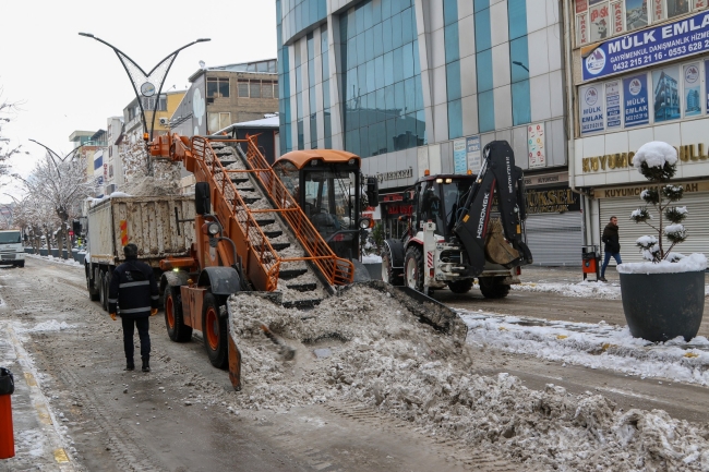 Van'da kar yağışı nedeniyle 345 yerleşim yeri yolu kapandı