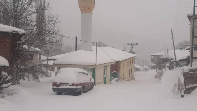 Suluova'da mevsimin ilk karı yağdı