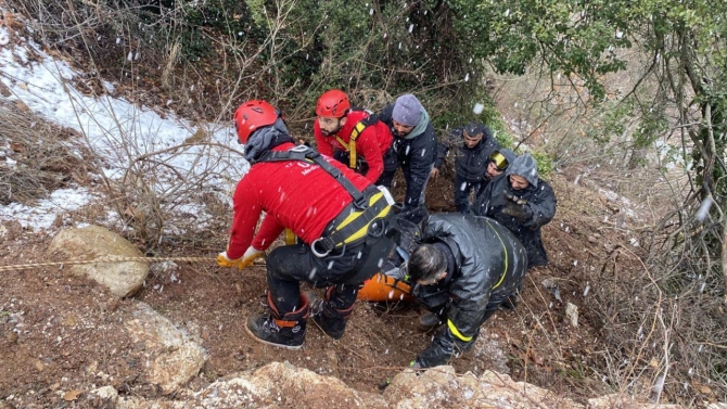 Antalya'da ATV aracıyla 40 metrelik uçuruma yuvarlanan 2 kişi yaralandı