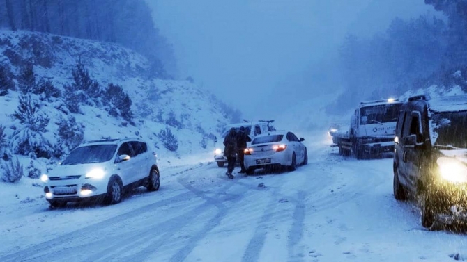 Muğla-Denizli kara yolu kar yağışı nedeniyle ulaşıma kapandı