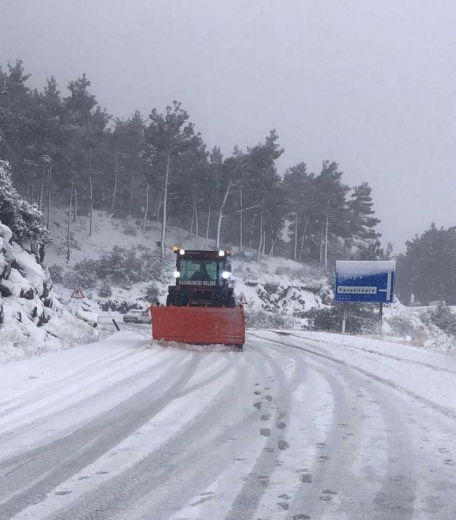 Muğla-Denizli kara yolu kar yağışı nedeniyle ulaşıma kapandı