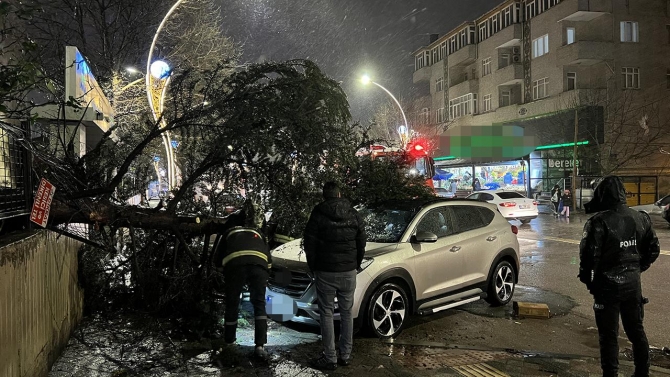 Kocaeli'de fırtına hayatı olumsuz etkiliyor