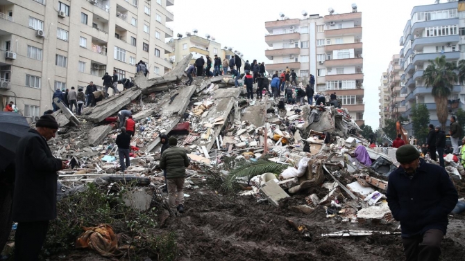 Deprem bölgesinde çevre illerden valiler görevlendirildi