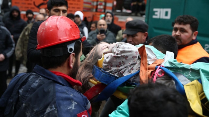 Osmaniye'de yıkılan binadan bir kız çocuğu kurtarıldı