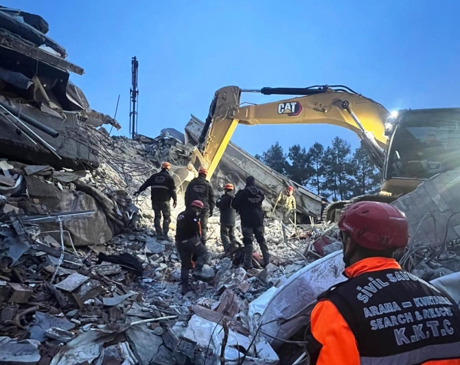 KKTC’den giden ekiplerin deprem bölgesindeki arama-kurtarma faaliyetleri sürüyor