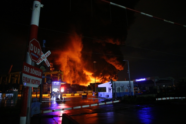 İskenderun Limanı'nda depremde devrilen konteynerlerde yangın