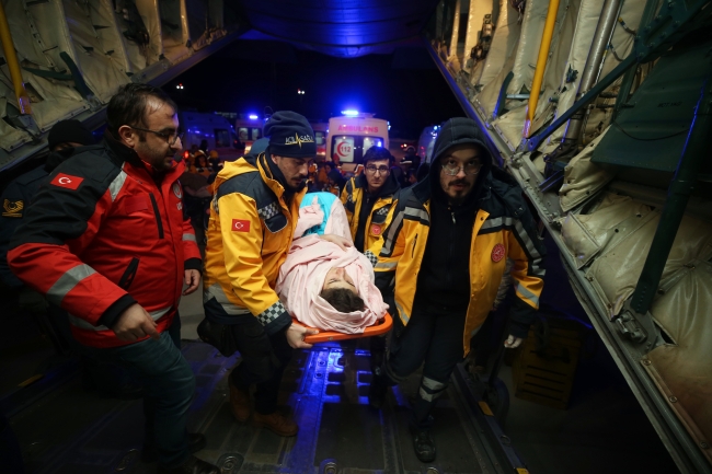 Malatya'da depremde yaralanan 41 kişi askeri uçaklarla İstanbul'a gönderildi