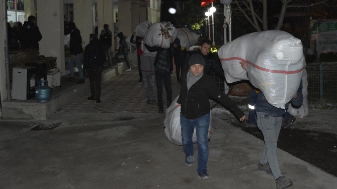 Manisa'dan deprem bölgesine 1 tır yardım malzemesi gönderildi