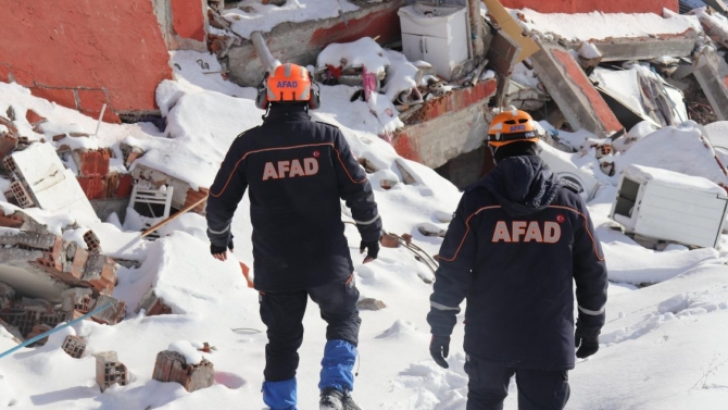 Devlet tüm birimleriyle deprem bölgesinde