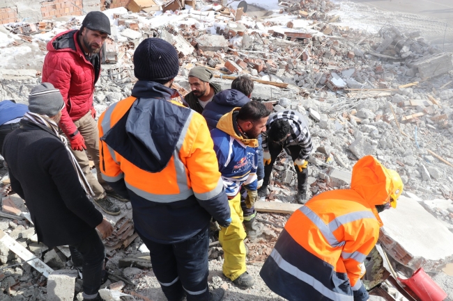 Devlet tüm birimleriyle deprem bölgesinde