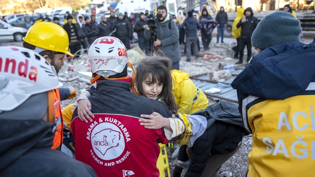 7 yaşındaki çocuk enkazdan 61 saat sonra kurtarıldı