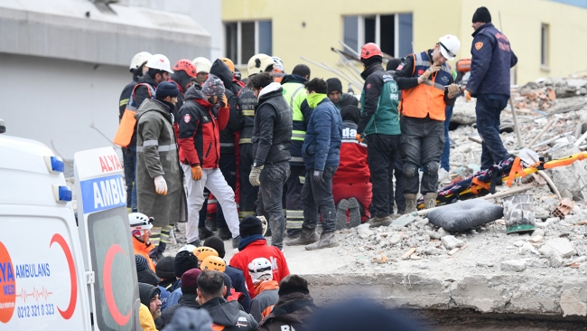 Arama kurtarma ekipleri zamanla yarışıyor