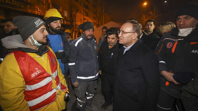 Bakan Bozdağ, Diyarbakır'da depremzedeleri ziyaret etti