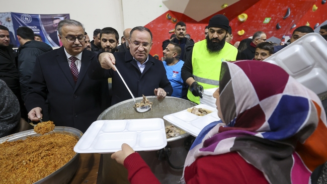 Bakan Bozdağ, Diyarbakır'da depremzedeleri ziyaret etti