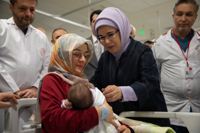 Emine Erdoğan, Ankara'ya getirilen depremzede bebekleri ziyaret etti