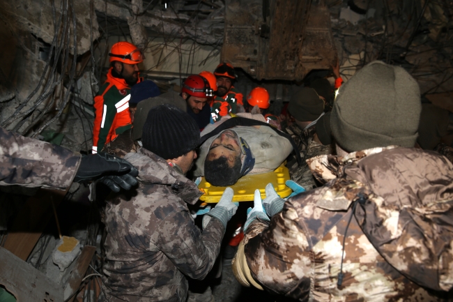 Enkazlardan umut dolu kurtuluş: 60 saatin ardından çıkarıldılar