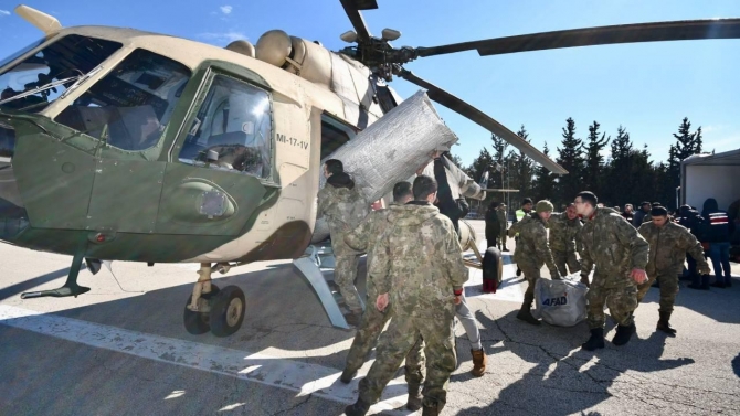 Depremzedelere askeri helikopterle yardım malzemesi ulaştırıldı