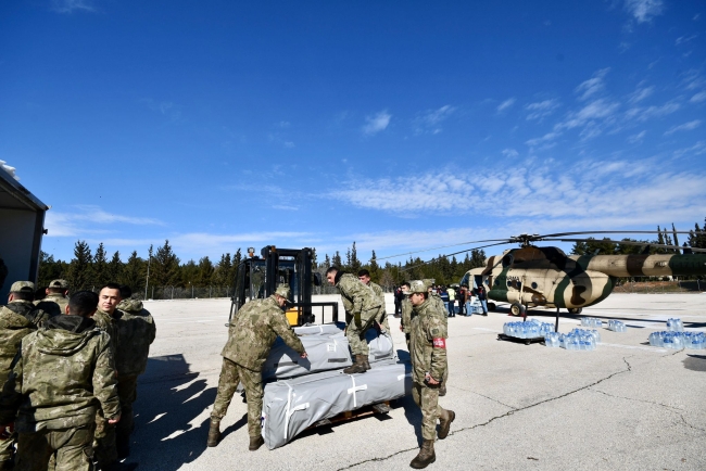 Depremzedelere askeri helikopterle yardım malzemesi ulaştırıldı