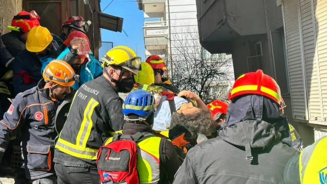 Hatay'da bir mucize daha: 40 yaşındaki kadın 80 saat sonra kurtarıldı