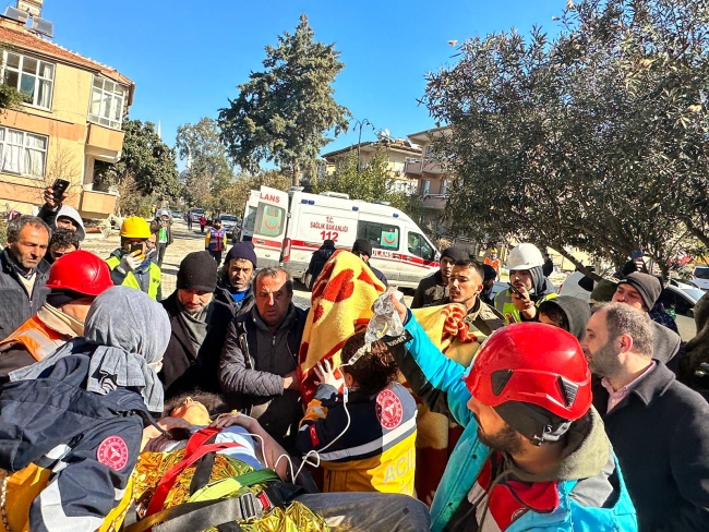 Hatay'da bir mucize daha: 40 yaşındaki kadın 80 saat sonra kurtarıldı