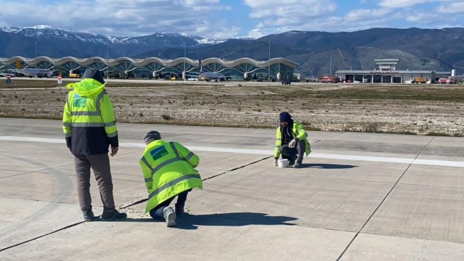 Hatay Havalimanı pistinin onarımı sürüyor