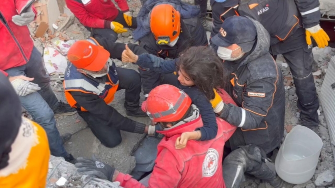 Çocukları "yaşam üçgeni" kurtarıyor