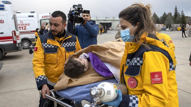 Yaralı depremzedelerin tahliyesi sürüyor