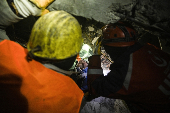 Madenciler enkazın 8 metre derinliğine inerek genç kızı kurtardı