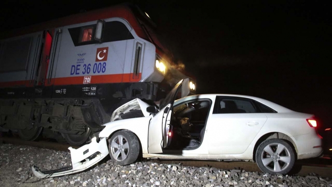 Yük treni hemzemin geçitte otomobile çarptı