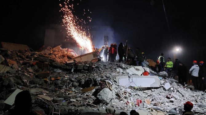 Hatay'da zamanla yarış: Temas sağlanan depremzedeleri kurtarma çalışmaları sürüyor