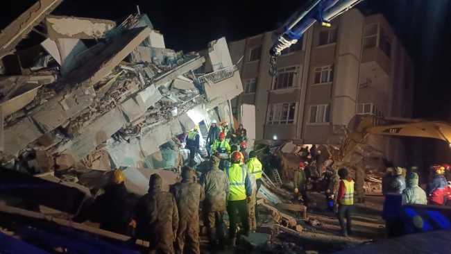 Hatay'da zamanla yarış: Temas sağlanan depremzedeleri kurtarma çalışmaları sürüyor