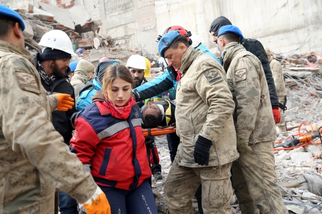 Enkazdan çıkarılan depremzede kurtarma ekibindeki askerin elini öptü