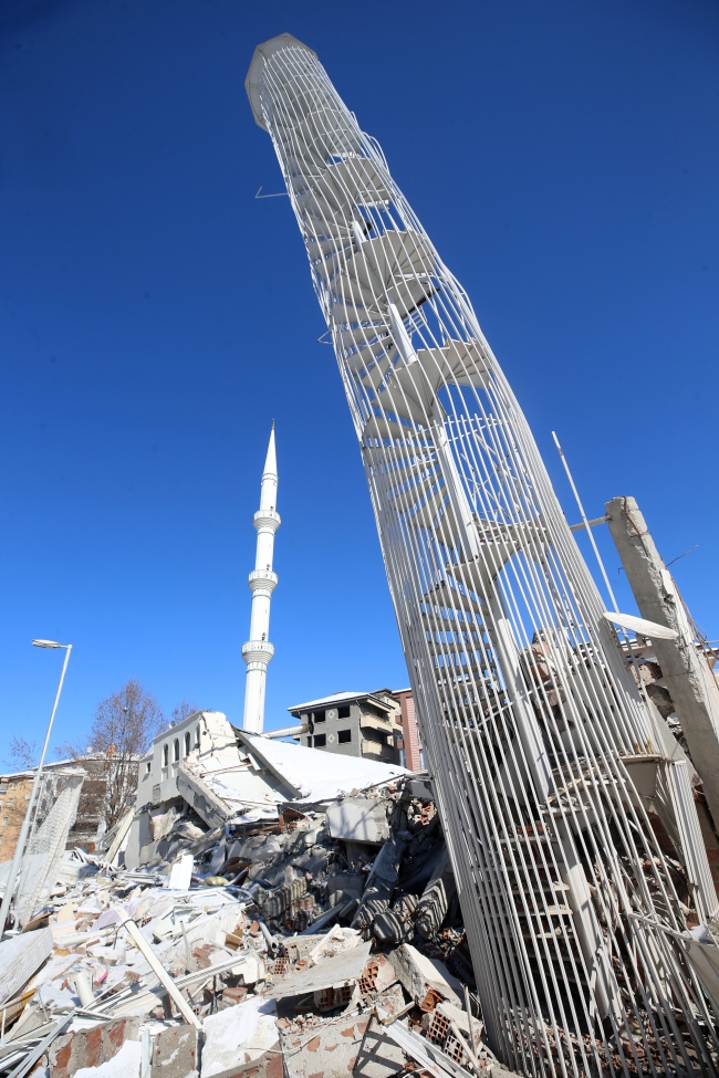 Beş katlı binanın yalnızca yangın merdiveni ayakta kaldı