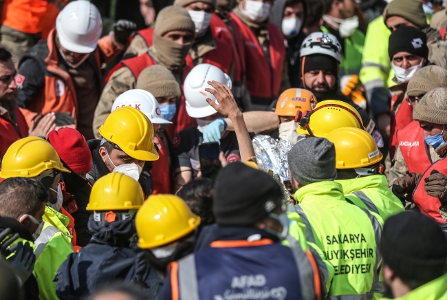 Depremin 128. saatinde 13 yaşındaki çocuk kurtarıldı