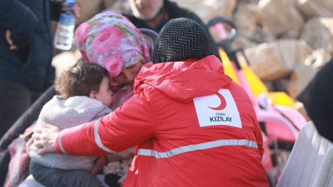 Kızılay, deprem bölgesindeki 900 köye yardım taşıdı