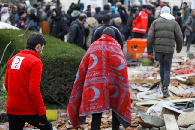 Kızılay, deprem bölgesindeki 900 köye yardım taşıdı