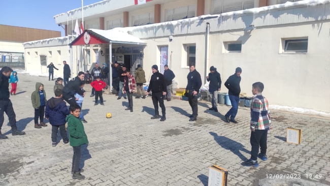 Polis ekiplerinden depremzede çocuklar için etkinlik