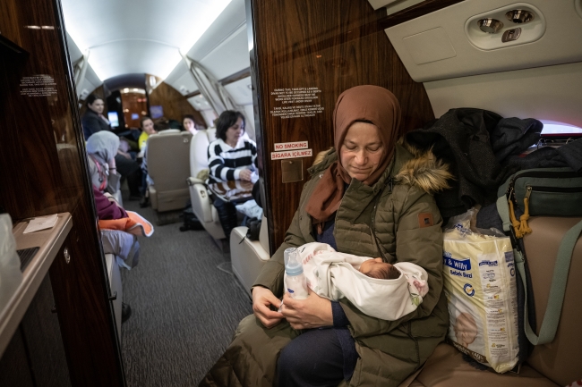 Depremzede 15 bebek daha Cumhurbaşkanlığı uçağıyla Ankara'ya getirildi