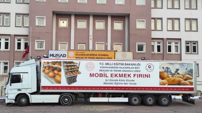 Liseliler yaptıkları "mobil ekmek fırını" Hatay'a gönderdi