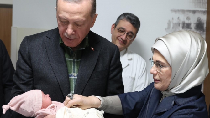 Cumhurbaşkanı Erdoğan, depremzedenin bebeğine 'Ayşe Betül' ismini verdi