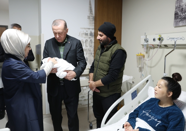 Cumhurbaşkanı Erdoğan, depremzedenin bebeğine 'Ayşe Betül' ismini verdi