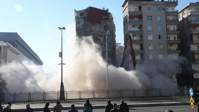 Diyarbakır'da yıkımına başlanan 9 katlı bina çöktü