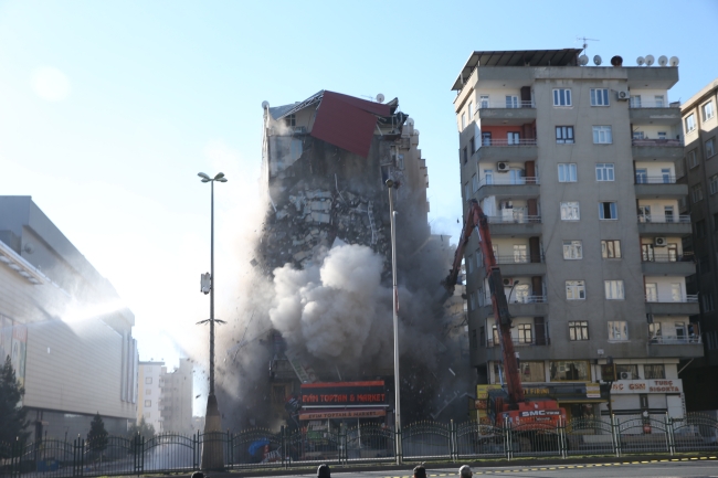 Diyarbakır'da yıkımına başlanan 9 katlı bina çöktü